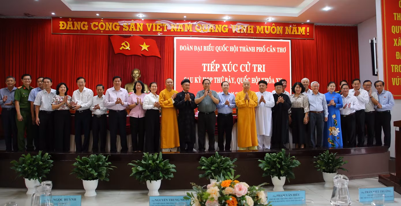 Thủ tướng Phạm Minh Chính chụp ảnh lưu niệm với các đại biểu.