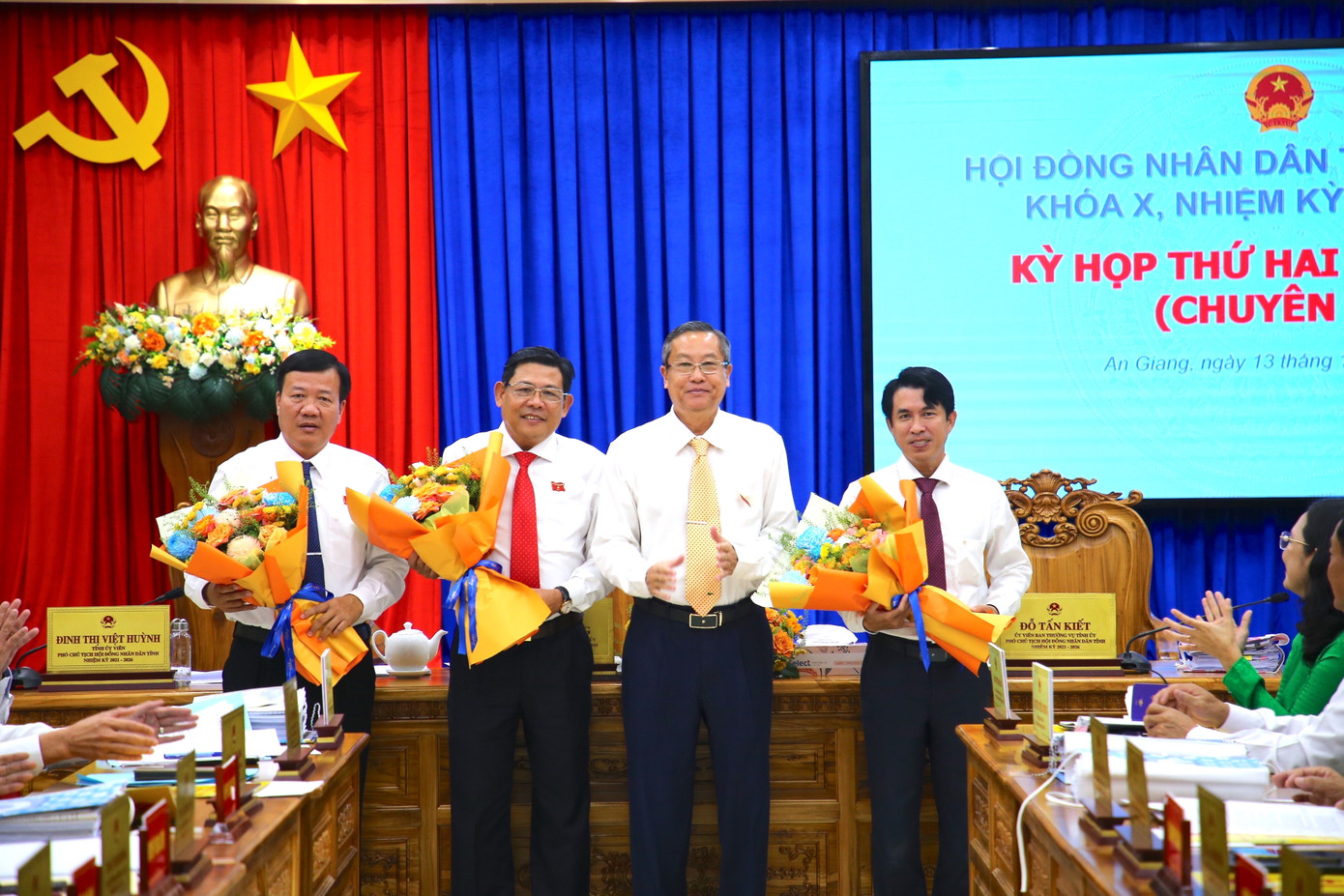 Ông Ngô Công Thức (thứ 2 từ trái sang) được bầu giữ chức Phó Chủ tịch UBND tỉnh An Giang. Ảnh: Nhật Huy Ông Ngô Công Thức (thứ 2 từ trái sang) được bầu giữ chức Phó Chủ tịch UBND tỉnh An Giang. Ảnh: Nhật Huy