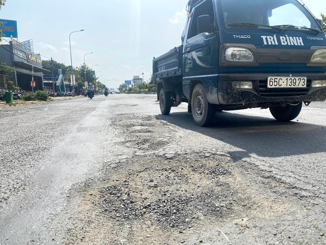 Theo ghi nhận của phóng viên, một số tuyến đường như: Nguyễn Văn Linh, Võ Văn Kiệt, Cách Mạng Tháng Tám, Hoàng Quốc Việt… bị xuống cấp, hư hỏng.