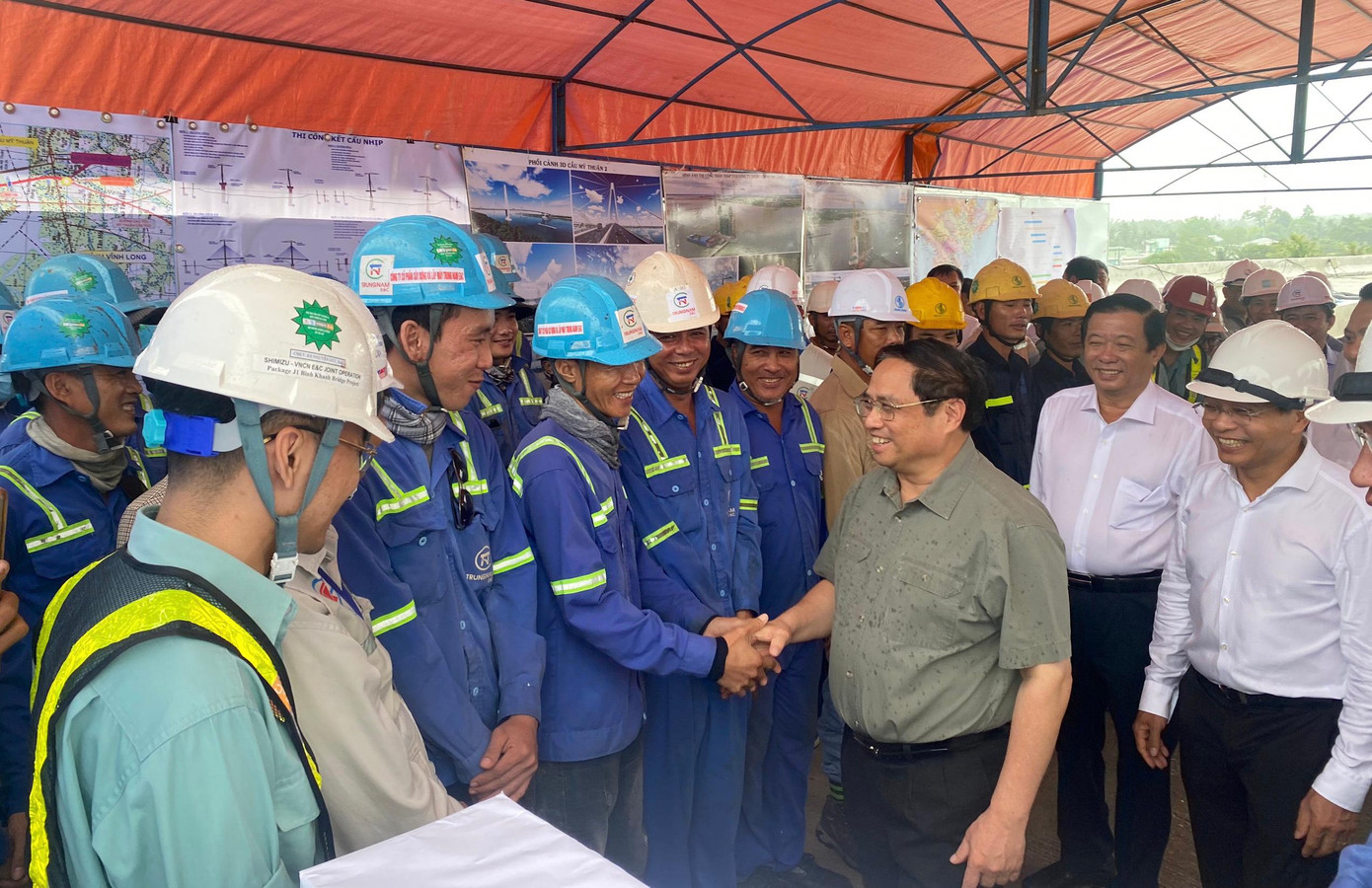 Đến kiểm tra hiện trường, Thủ tướng Chính phủ biểu dương đơn vị đã nỗ lực, không ngại khó khăn để một số hạng mục công trình đạt, vượt kế hoạch đã đề ra. Thủ tướng Chính phủ Phạm Minh Chính biểu dương, đánh giá cao các đơn vị đã có sáng kiến trong việc thi công móng trụ, từ đó rút ngắn thời gian thi công. "Trong thời gian còn lại, các bên cần tăng cường lực lượng thi công 3 ca 4 kíp để có thể rút ngắn tiến độ nhưng chú trọng chất lượng công trình và tiết kiệm, an toàn lao động", Thủ tướng yêu cầu.