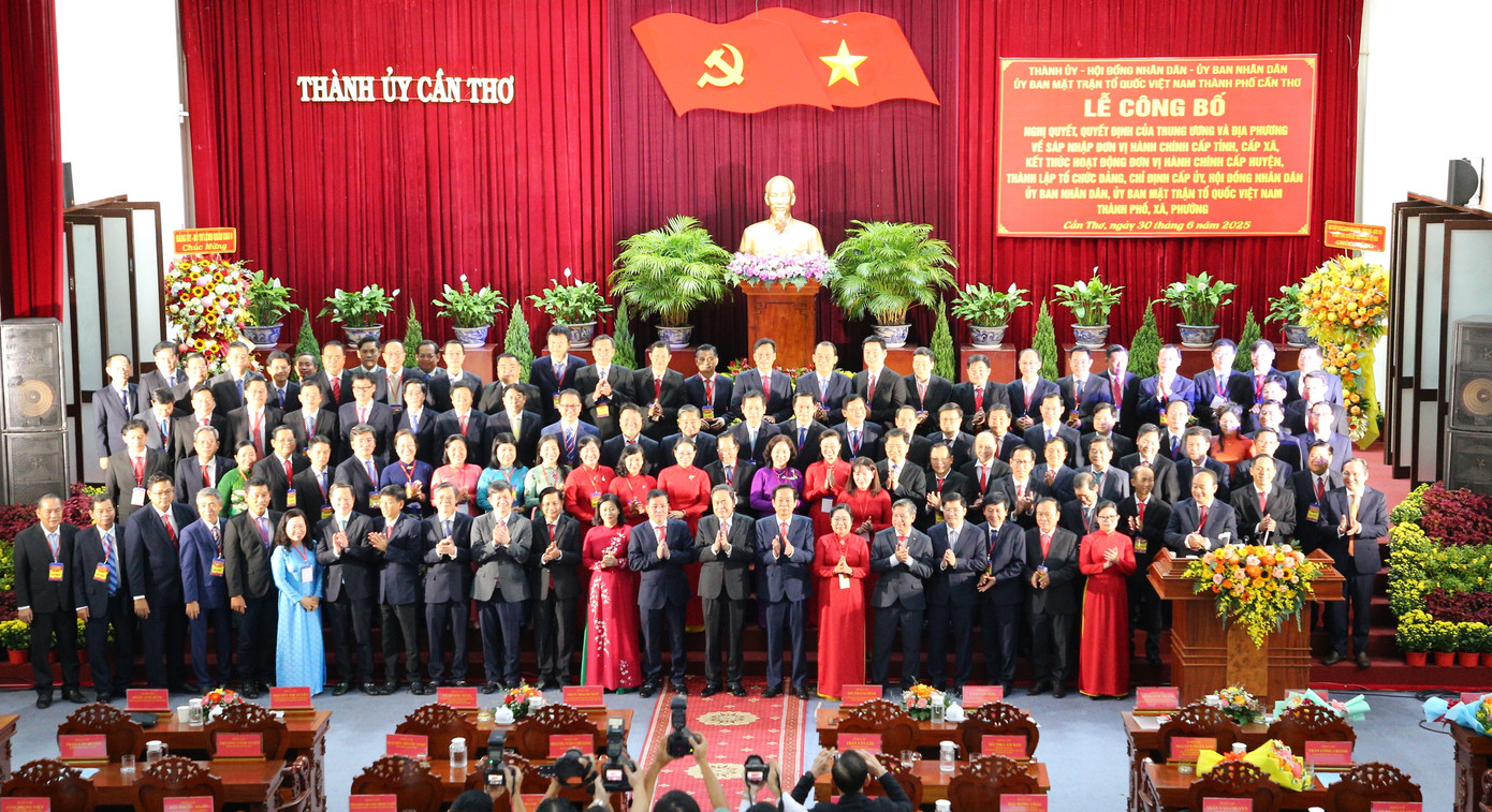 Chủ tịch Quốc hội Trần Thanh Mẫn chụp ảnh lưu niệm với lãnh đạo 103 xã, phường TP. Cần Thơ mới. Ảnh: Nhật Huy. Chủ tịch Quốc hội Trần Thanh Mẫn chụp ảnh lưu niệm với lãnh đạo 103 xã, phường TP. Cần Thơ mới. Ảnh: Nhật Huy.