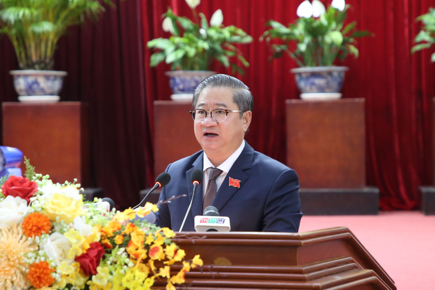 Chủ tịch UBND TP. Cần Thơ Trần Việt Trường trình bày tờ trình đề nghị HĐND thành phố miễn nhiệm chức Phó Chủ tịch UBND TP. Cần Thơ đối với ông Nguyễn Văn Hồng. Chủ tịch UBND TP. Cần Thơ Trần Việt Trường trình bày tờ trình đề nghị HĐND thành phố miễn nhiệm chức Phó Chủ tịch UBND TP. Cần Thơ đối với ông Nguyễn Văn Hồng.