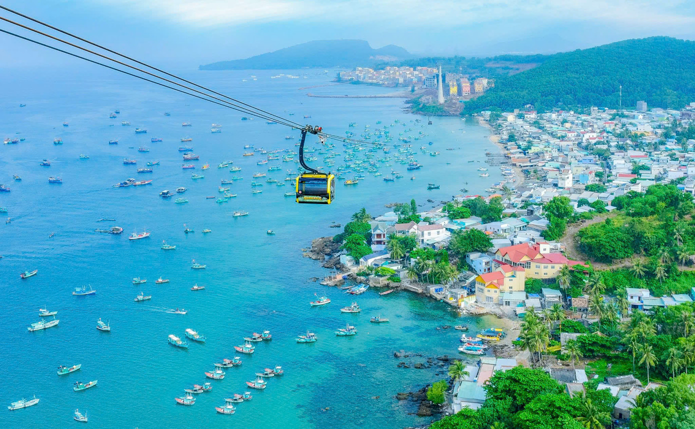 Phú Quốc là điểm đến hấp dẫn du khách trong và ngoài nước. Phú Quốc là điểm đến hấp dẫn du khách trong và ngoài nước.