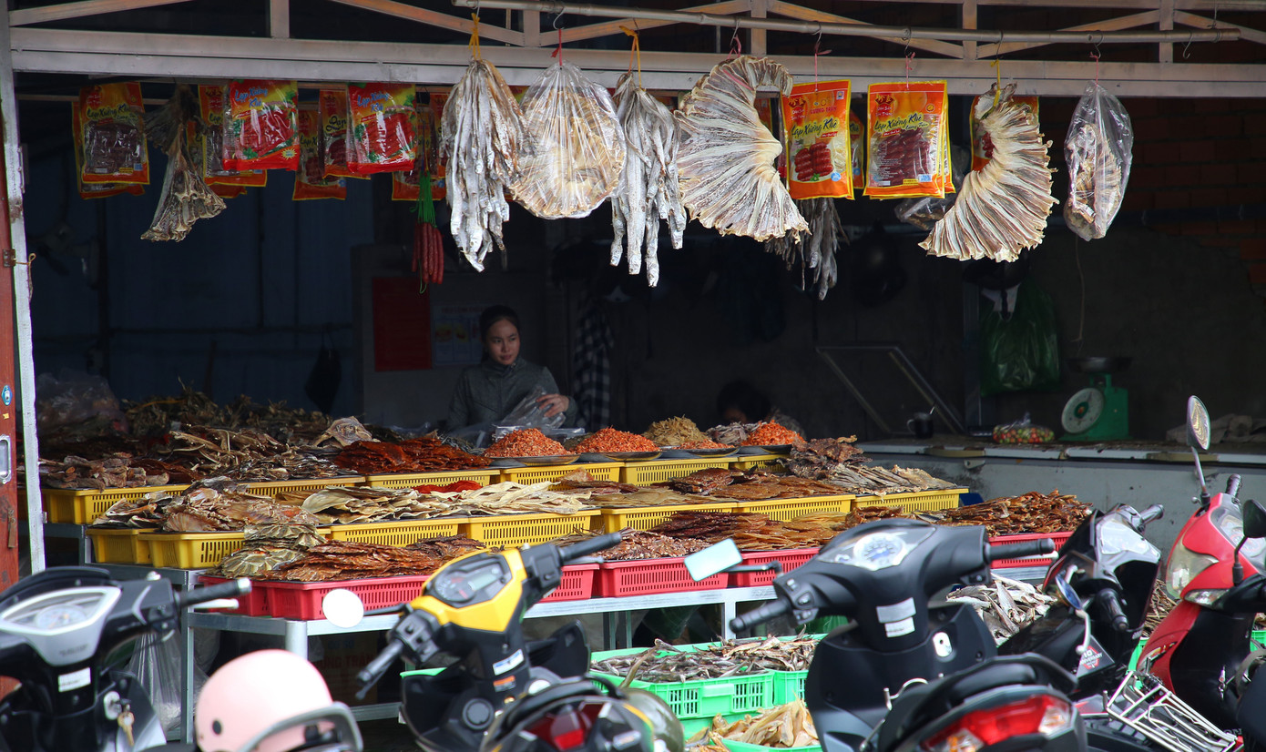 Hầu hết những sản phẩm cá khô ở thị trấn Trần Đề đều được làm thủ công và phơi trực tiếp dưới ánh nắng. Ngoài ra, để giữ uy tín trên thị trường, các hộ tại đây luôn chú ý đảm bảo an toàn vệ sinh thực phẩm trong các công đoạn, từ việc chế biến đến phơi khô nhằm cung cấp cho thị trường những mặt hàng khô chất lượng với giá cả phải chăng, nên được khách hàng đánh giá cao.