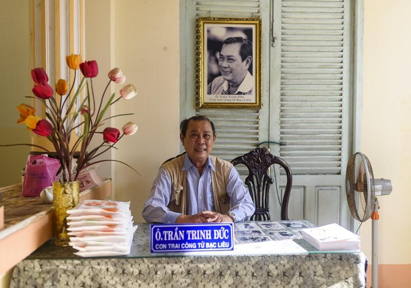 Khi còn sống, hàng ngày ông Đức bán sách, kể chuyện cho khách tham quan nghe về người cha công tử Bạc Liêu. Ảnh: N.H.