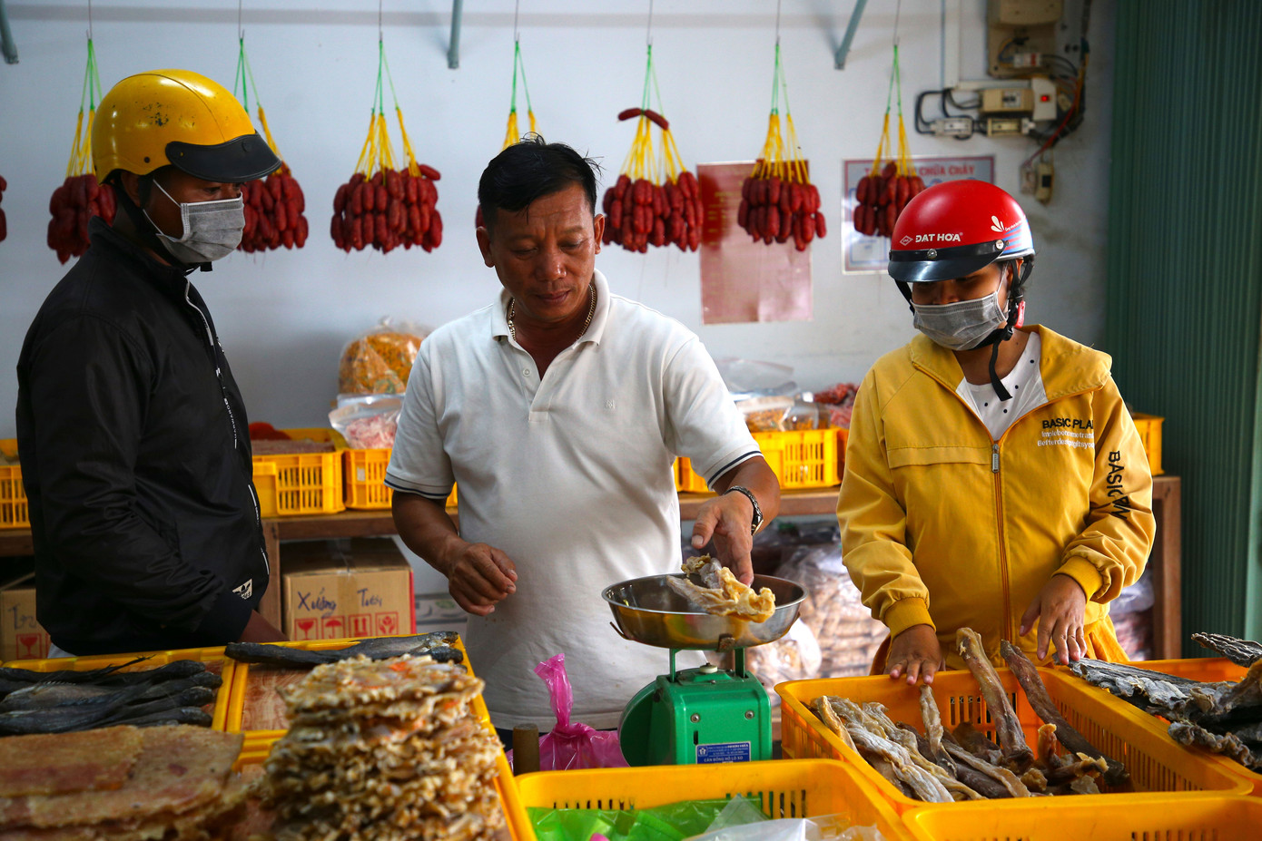 Nghề làm cá khô ở cửa biển Trần Đề diễn ra quanh năm, nhưng cao điểm nhất là vào những tháng cuối năm, bởi thời điểm này nhu cầu tiêu thụ tăng cao và sản phẩm của người dân lại được giá trên thị trường.