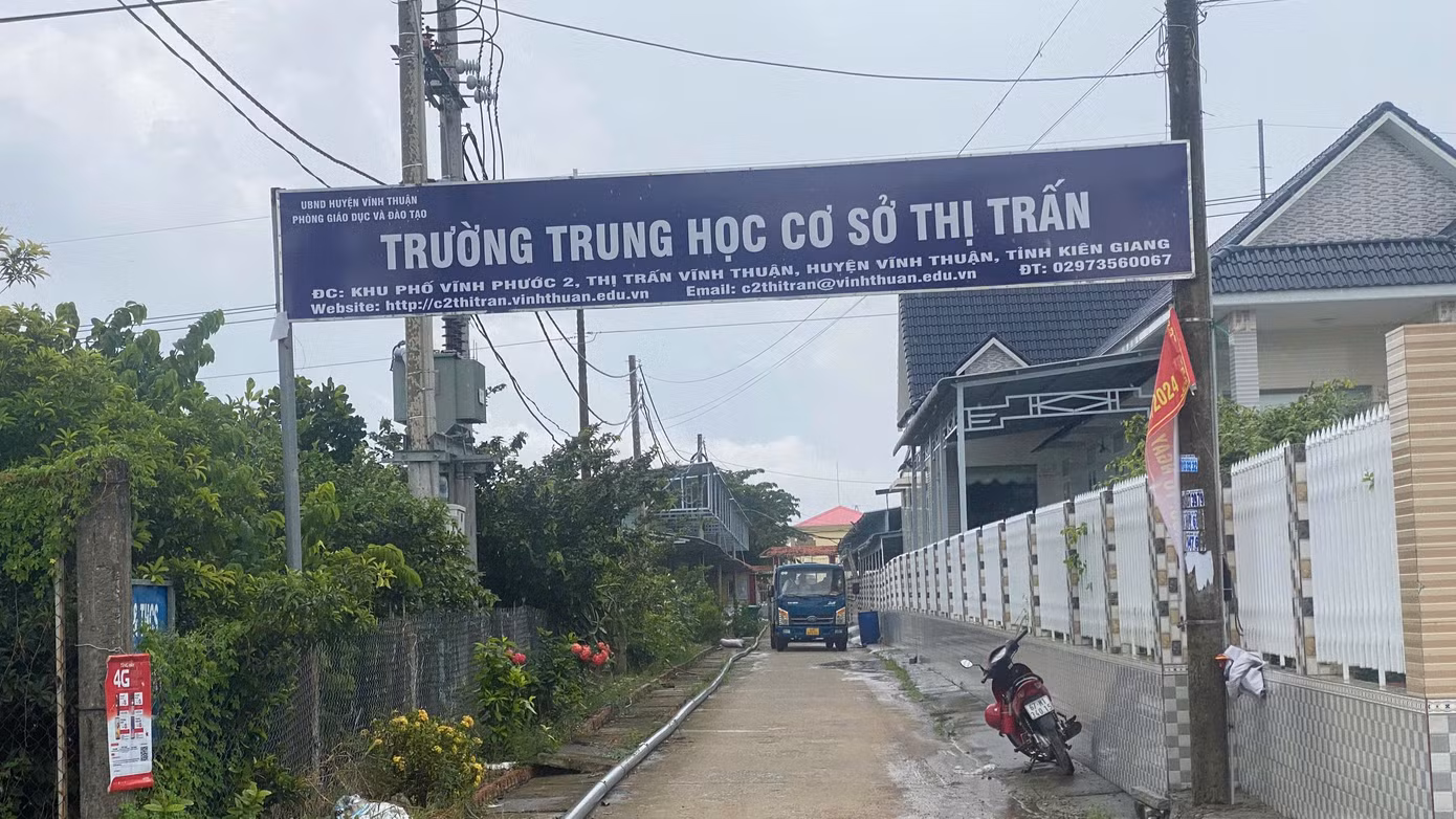 Lối vào điểm Trường THCS Thị Trấn tại khu phố Vĩnh Phước 2. Ảnh: Nhật Huy.
