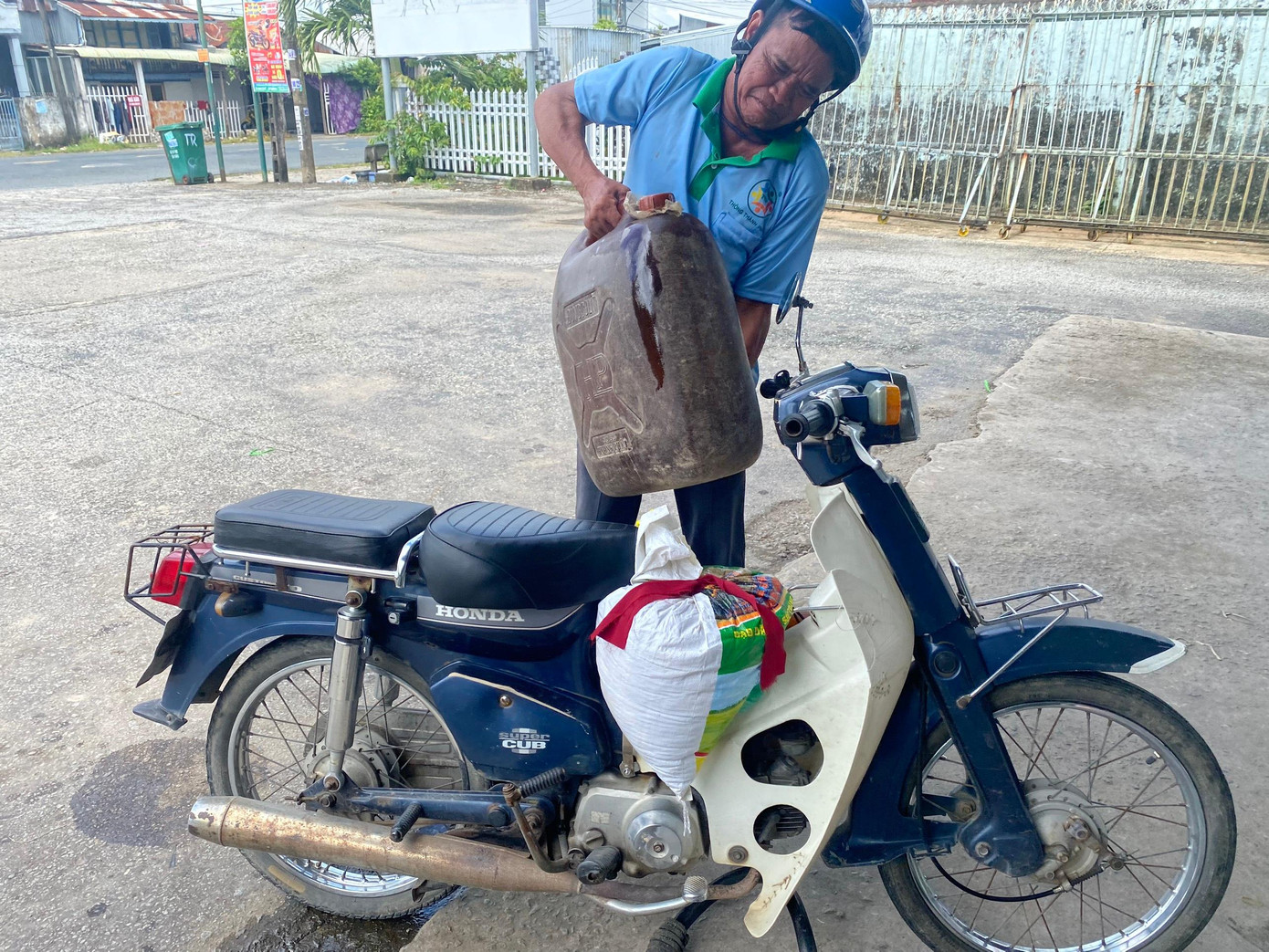 Một người dân trên địa bàn huyện Tân Hiệp cho biết, nhiều cửa hàng đóng cửa khiến cho việc mua xăng - dầu gặp khó khăn. Một người dân trên địa bàn huyện Tân Hiệp cho biết, nhiều cửa hàng đóng cửa khiến cho việc mua xăng - dầu gặp khó khăn.
