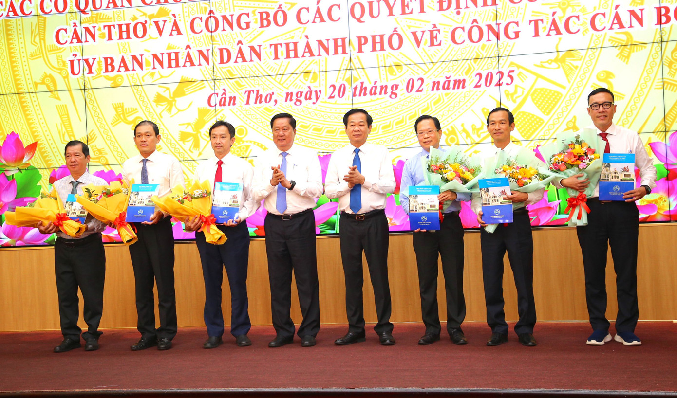 Bí thư Thành ủy Cần Thơ - Đỗ Thanh Bình và Chủ tịch HĐND TP. Cần Thơ - Phạm Văn Hiểu trao nghị quyết thành lập và phân công giám đốc 6 sở mới.
