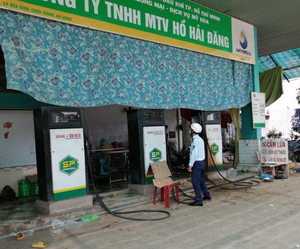 Một cửa hàng tại An Giang treo bảng hết xăng.