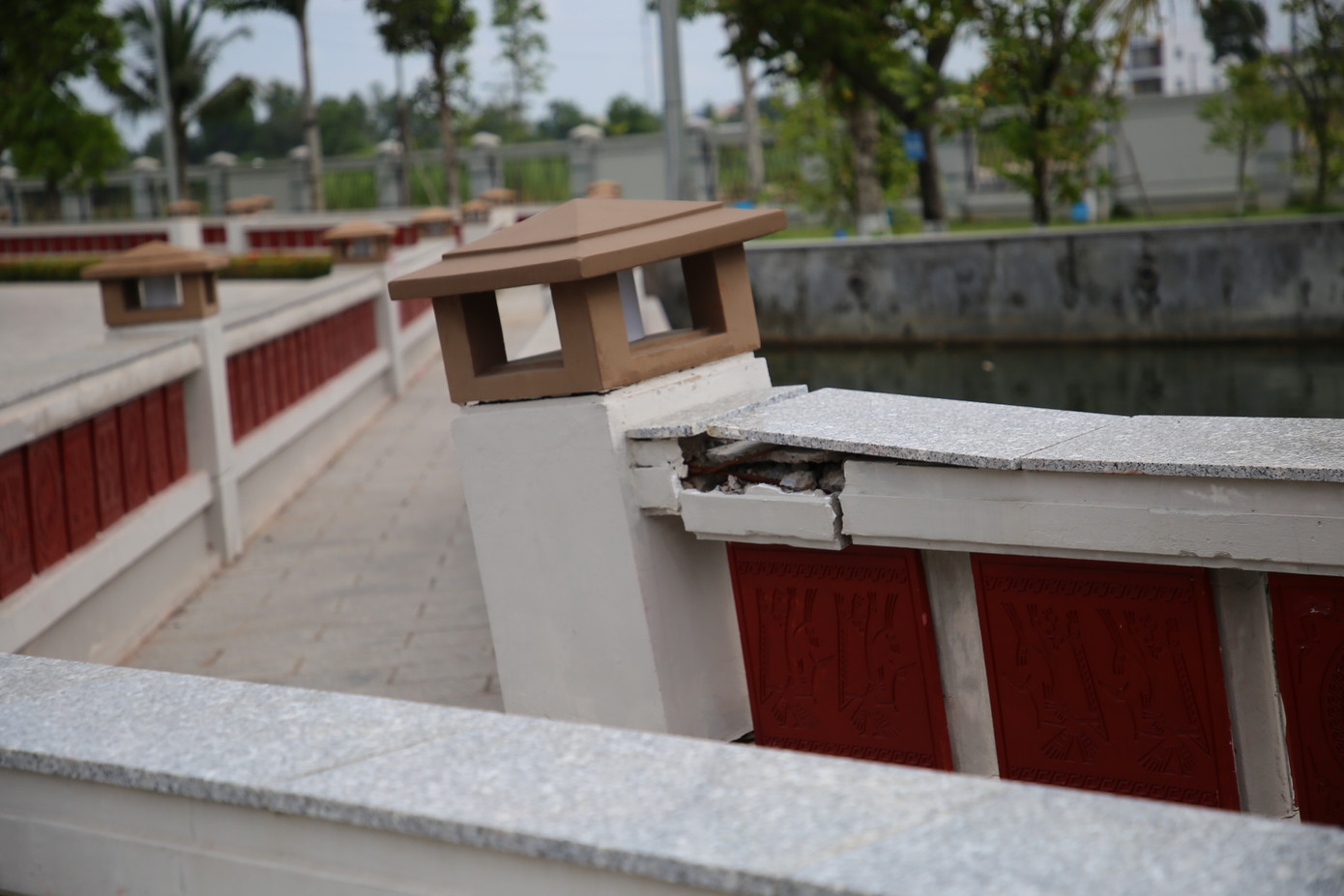 Thời gian qua, trong quá trình đưa công trình vào sử dụng, Sở VHTT&amp;DL đã phối hợp với đơn vị tài trợ, đơn vị thi công và các đơn vị có liên quan, kiểm tra công tác bảo hành theo quy định. Tuy nhiên, có một số hạng mục phụ bị nứt, lún chưa xử lý kịp thời (lan can, hàng rào, sân đường).