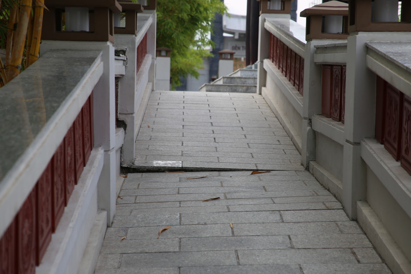 Giao Sở VHTT&amp;DL chủ trì phối hợp với Sở Xây dựng, UBND quận Bình Thuỷ và các đơn vị liên quan khẩn trương tổ chức khảo sát thực tế, lập phương án và triển khai khắc phục sửa chữa kịp thời đảm bảo đúng quy định. Thời gian hoàn thành trước ngày Giỗ tổ Hùng Vương năm nay.