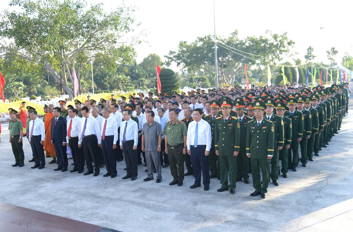 Sáng cùng ngày, đoàn đại biểu viếng nghĩa trang liệt sĩ tỉnh Kiên Giang. Sáng cùng ngày, đoàn đại biểu viếng nghĩa trang liệt sĩ tỉnh Kiên Giang.