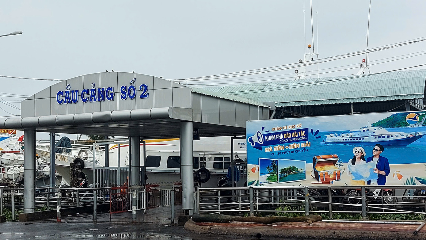 Trước đó, do ảnh hưởng của thời tiết xấu, gió giật cấp 7, cấp 8, sóng cao từ 1,5-3m, tàu cao tốc từ Rạch Giá, Hà Tiên đi Phú Quốc, Nam Du và ngược lại đã tạm ngưng hoạt động nhiều ngày nay.