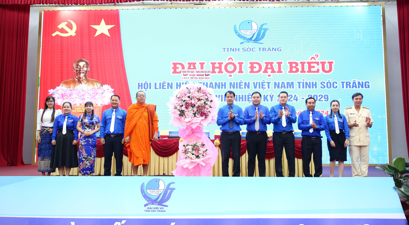 Bí thư Trung ương Đoàn Ngô Văn Cương tặng hoa chúc mừng đại hội. Bí thư Trung ương Đoàn Ngô Văn Cương tặng hoa chúc mừng đại hội.