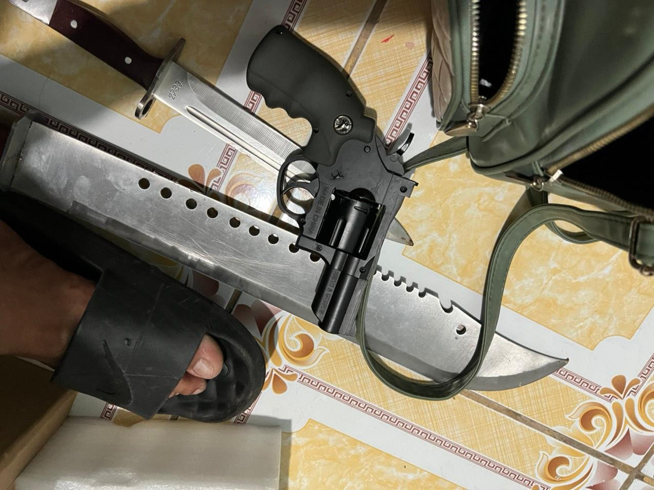 Tang vật công an thu giữ. Tang vật công an thu giữ.