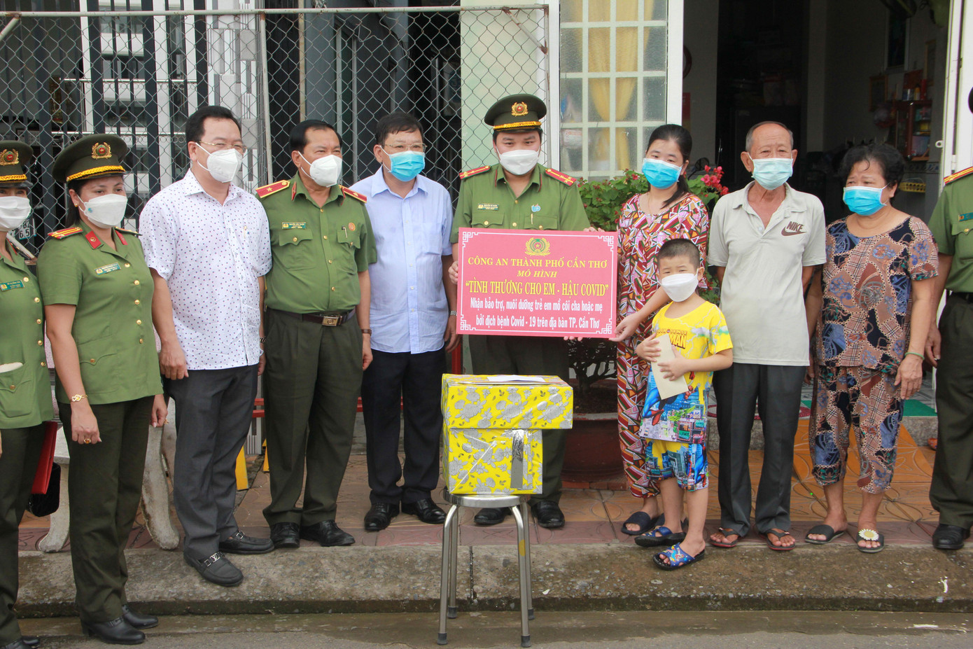 Giám đốc Công an TP. Cần Thơ cùng lãnh đạo quận Ninh Kiều, thăm hỏi, động viên, tặng quà cho trẻ mồ côi cha do dịch COVID-19 trên địa bàn phường Tân An. Giám đốc Công an TP. Cần Thơ cùng lãnh đạo quận Ninh Kiều, thăm hỏi, động viên, tặng quà cho trẻ mồ côi cha do dịch COVID-19 trên địa bàn phường Tân An.