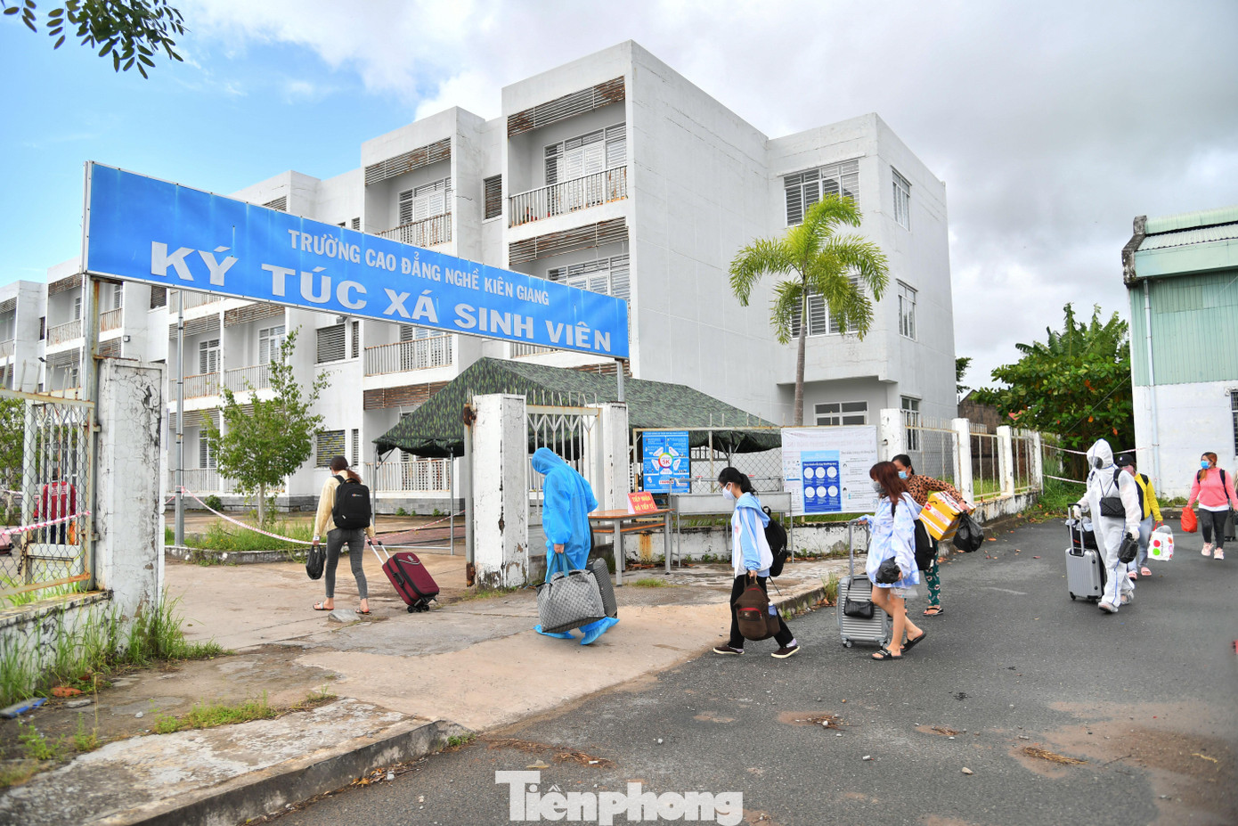 UBND TP. Rạch Giá phụ trách chọn những đơn vị đủ điều kiện để cung cấp thức ăn cho những người hồi hương. Ngoài ra còn có các bếp ăn từ thiện của các hội, đoàn thể cung cấp cho bà con trong khu cách ly.