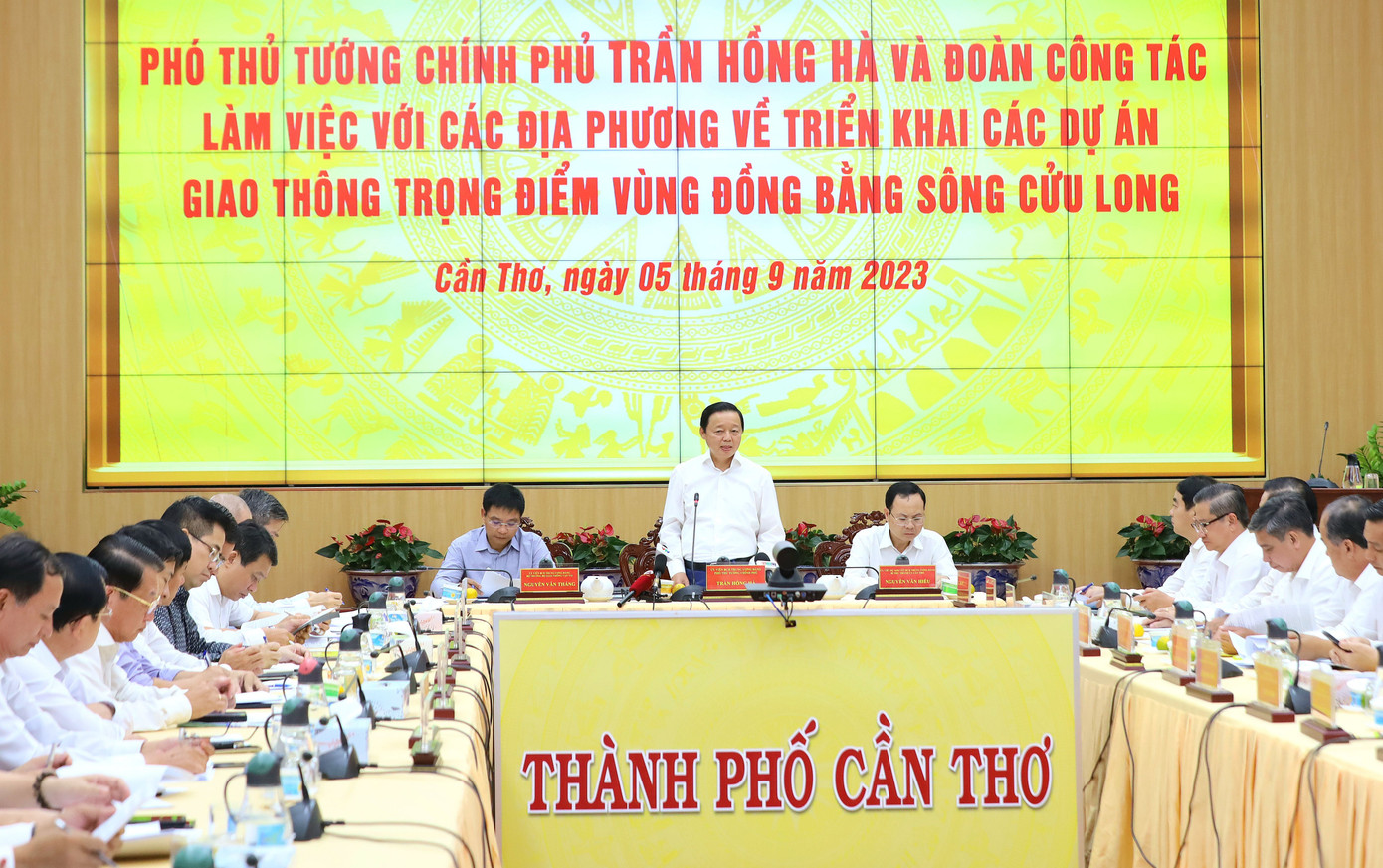 Phó Thủ tướng Trần Hồng Hà phát biểu tại buổi làm việc với các địa phương ĐBSCL về triển khai các dự án giao thông trọng điểm.