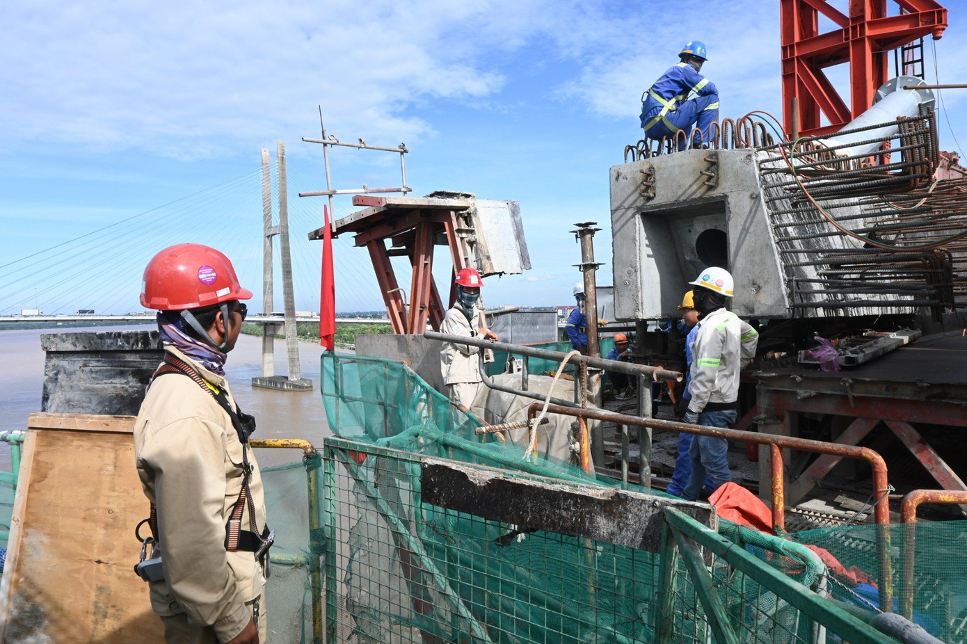 Dự án được chia thành 5 gói thầu xây lắp. Trong đó, gói XL.03B có giá trị thi công lớn nhất với 1.390 tỷ đồng. Gói thầu này thi công thân trụ (từ T14 đến trụ T17) và kết cấu phần trên nhịp chính dây văng; kè gia cố bờ sông; hệ thống an toàn giao thông đường bộ; hệ thống điện chiếu sáng.