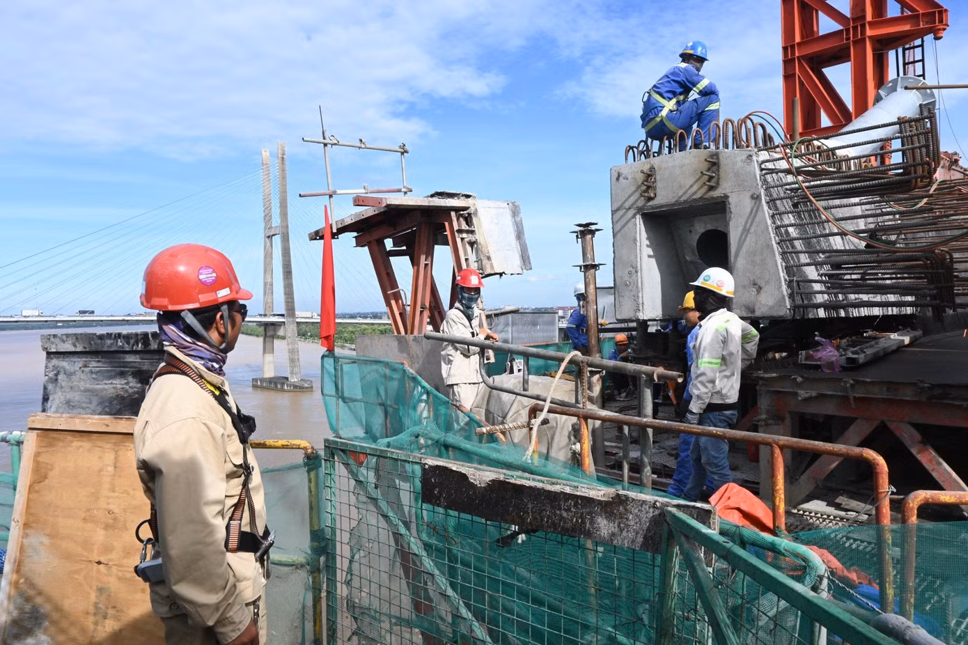 Dự án được chia thành 5 gói thầu xây lắp. Trong đó, gói XL.03B có giá trị thi công lớn nhất với 1.390 tỷ đồng. Gói thầu này thi công thân trụ (từ T14 đến trụ T17) và kết cấu phần trên nhịp chính dây văng; kè gia cố bờ sông; hệ thống an toàn giao thông đường bộ; hệ thống điện chiếu sáng.