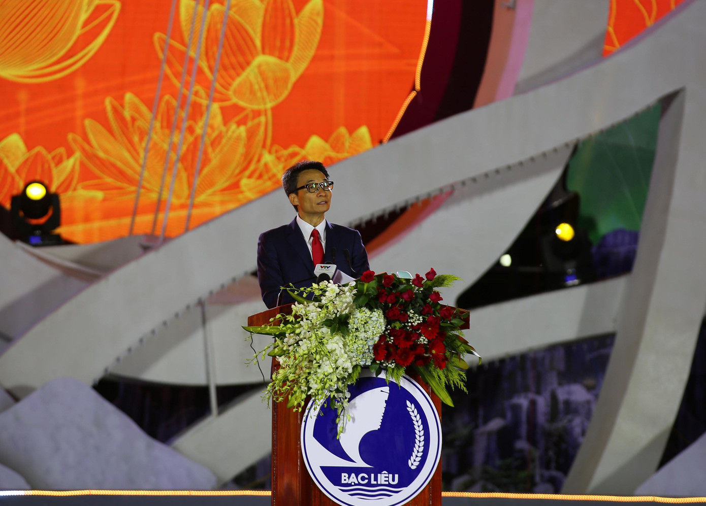 Phó Thủ tướng Vũ Đức Đam phát biểu tại phát biểu tại Lễ khai mạc Ngày hội Văn hóa - Du lịch Bạc Liêu và Lễ hội Dạ cổ hoài lang năm 2022. Ảnh: Nhật Huy.