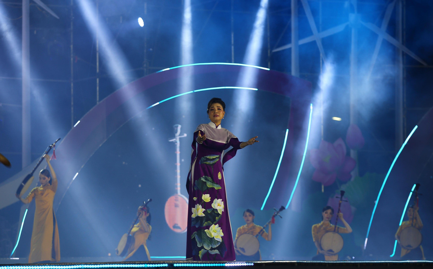 Văn nghệ khai mạc Ngày hội Văn hóa - Du lịch Bạc Liêu và Lễ hội Dạ cổ hoài lang năm 2022.