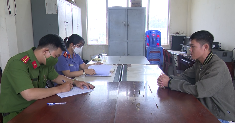 Cơ quan chức năng lấy lời khai của Ngô Thanh Trang. Ảnh: Trọng Tín.