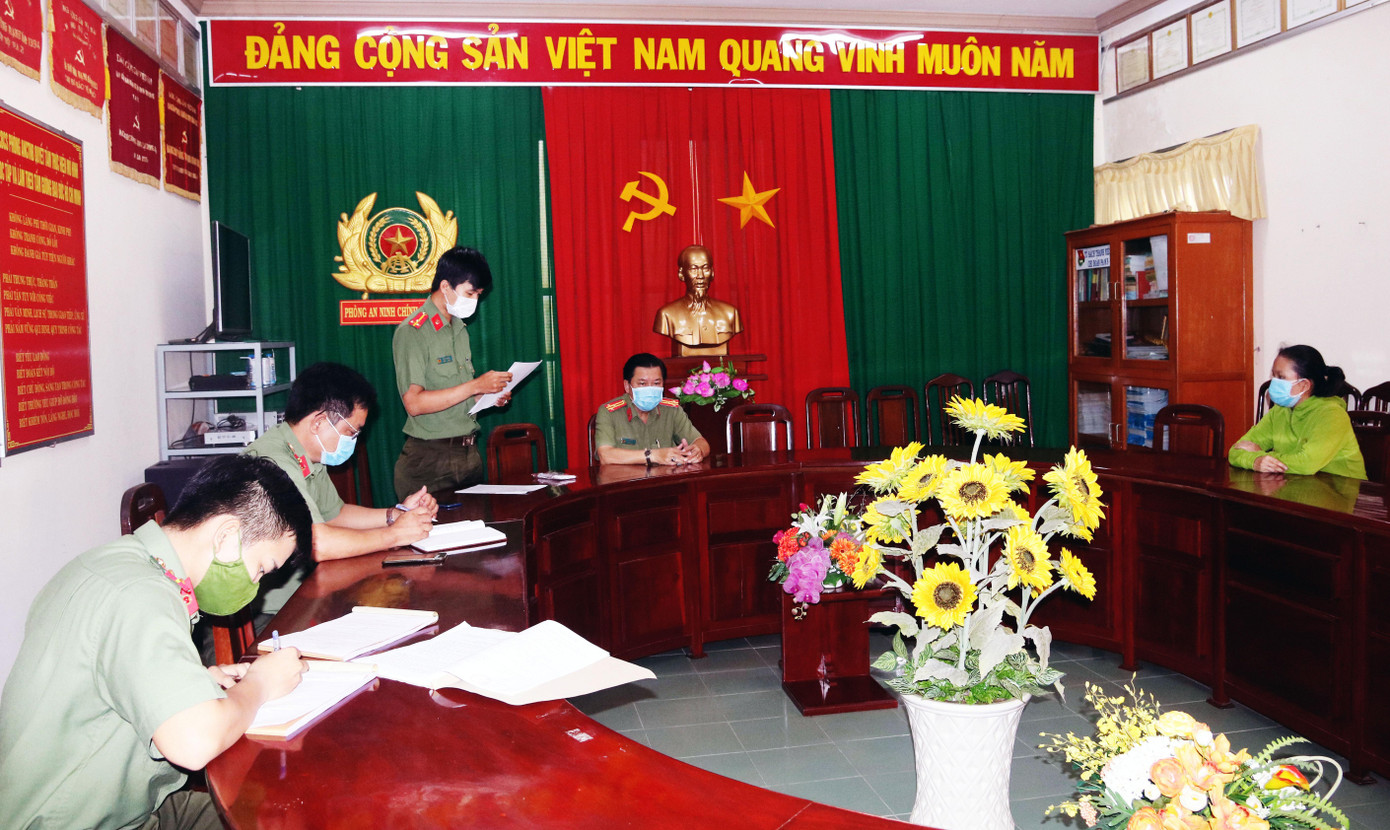 Người phụ nữ bị phạt 7,5 triệu đồng vì đăng tin xuyên tạc công tác phòng chống dịch. Ảnh: CA Người phụ nữ bị phạt 7,5 triệu đồng vì đăng tin xuyên tạc công tác phòng chống dịch. Ảnh: CA