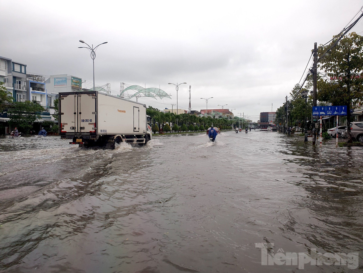 Đến sáng 29/7 mưa vẫn chưa dứt, nhiều tuyến đường ở TP. Rạch Giá vẫn tiếp tục ngập sâu. Ảnh: P. Vũ. Đến sáng 29/7 mưa vẫn chưa dứt, nhiều tuyến đường ở TP. Rạch Giá vẫn tiếp tục ngập sâu. Ảnh: P. Vũ.