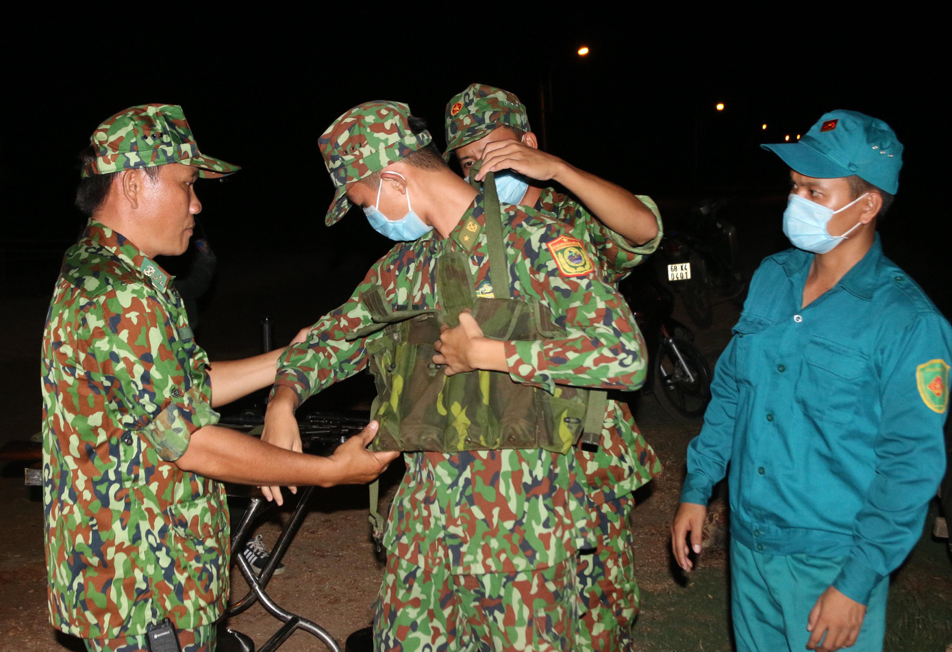 Chiến sĩ trạm kiểm soát biên phòng Sa Kỳ (Đồn biên phòng cửa khẩu Quốc tế Hà Tiên) chuẩn bị tuần tra kiểm soát.