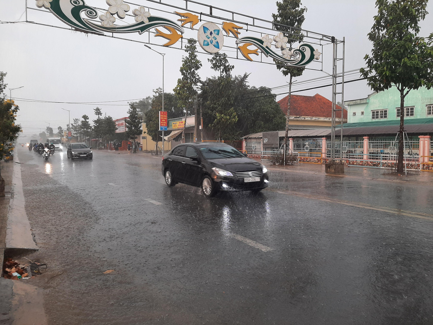 Trước đó, khoảng 16 giờ ngày 2/4, sau những ngày nóng dữ dội ở Sóc Trăng đã có mưa rất lớn trải dài trên diện rộng và trong thời gian khá lâu.