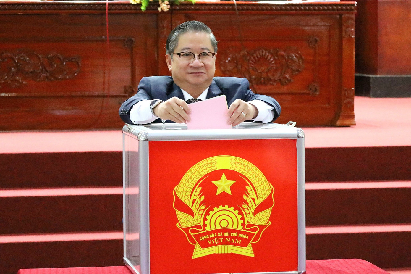 Ông Trần Việt Trường - Chủ tịch UBND TP. Cần Thơ bỏ phiếu.