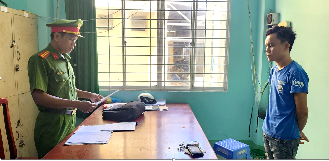 Điều tra viên tống đạt quyết định bắt tạm giam đối với Lâm Văn Sel. Ảnh: Văn Vũ. Điều tra viên tống đạt quyết định bắt tạm giam đối với Lâm Văn Sel. Ảnh: Văn Vũ.