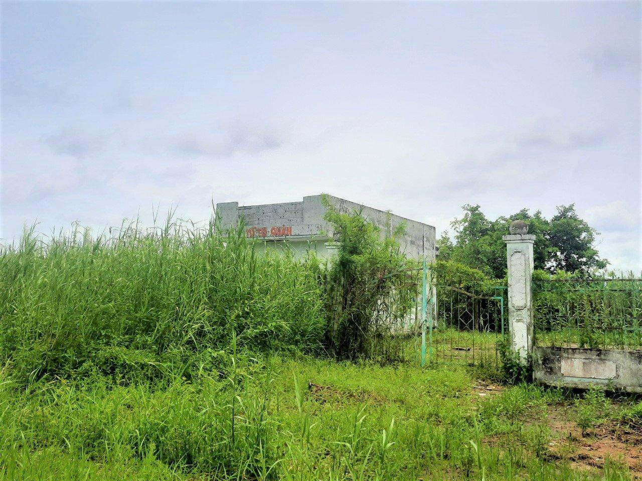 Công trình hoang phế lãng phí, cỏ mọc um tùm. Công trình hoang phế lãng phí, cỏ mọc um tùm.