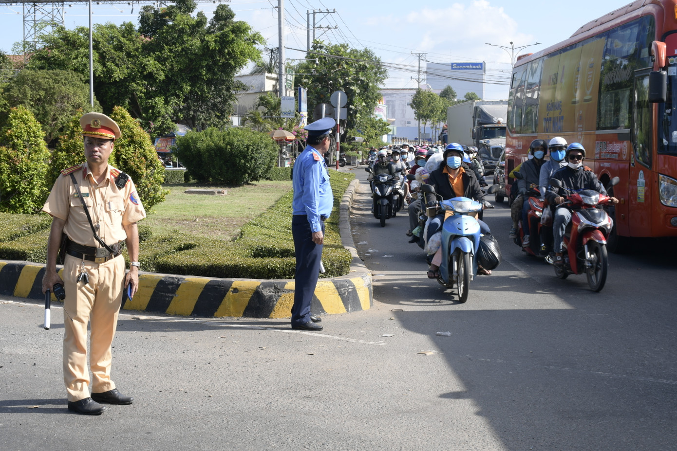 Lực lượng Cảnh sát giao thông làm nhiệm vụ điều tiết tại khu vực chân cầu Rạch Miễu (nối Tiền Giang - Bến Tre). Lực lượng Cảnh sát giao thông làm nhiệm vụ điều tiết tại khu vực chân cầu Rạch Miễu (nối Tiền Giang - Bến Tre).