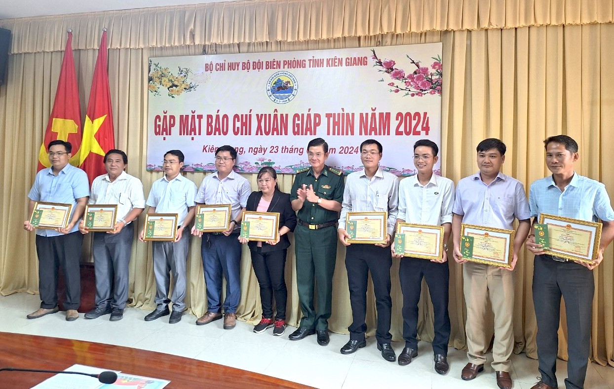 Đại tá Huỳnh Văn Đông - Chính uỷ BĐBP tỉnh Kiên Giang tặng giấy khen cho các cơ quan báo chí có thành tích xuất sắc trong phối hợp tuyên truyền năm 2023.