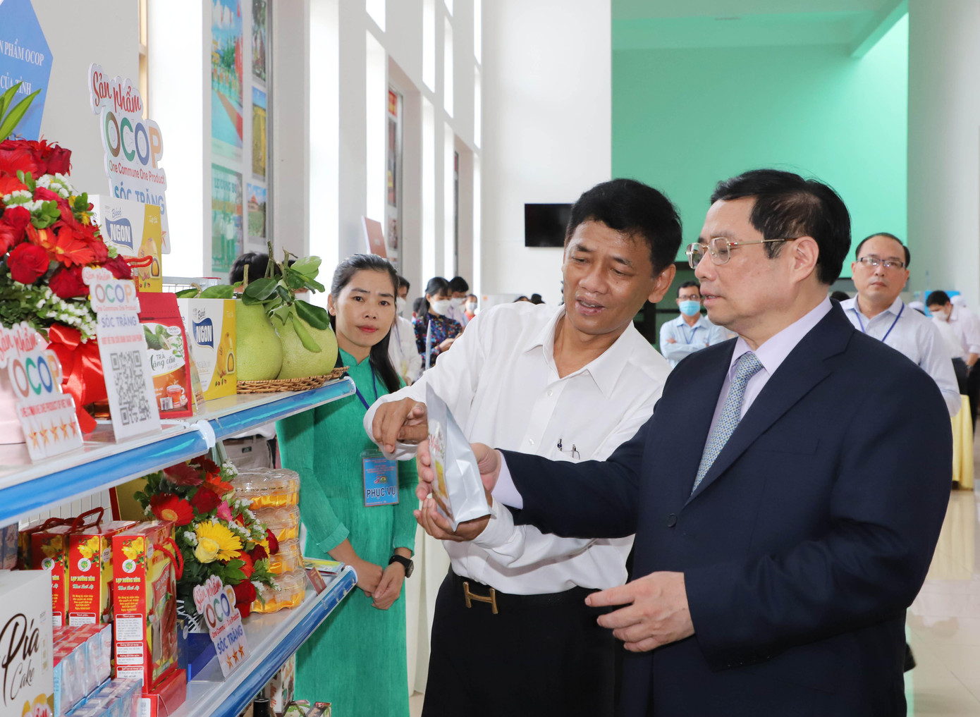 Thủ tướng Phạm Minh Chính xem sản phẩm trưng bày tại hội nghị.