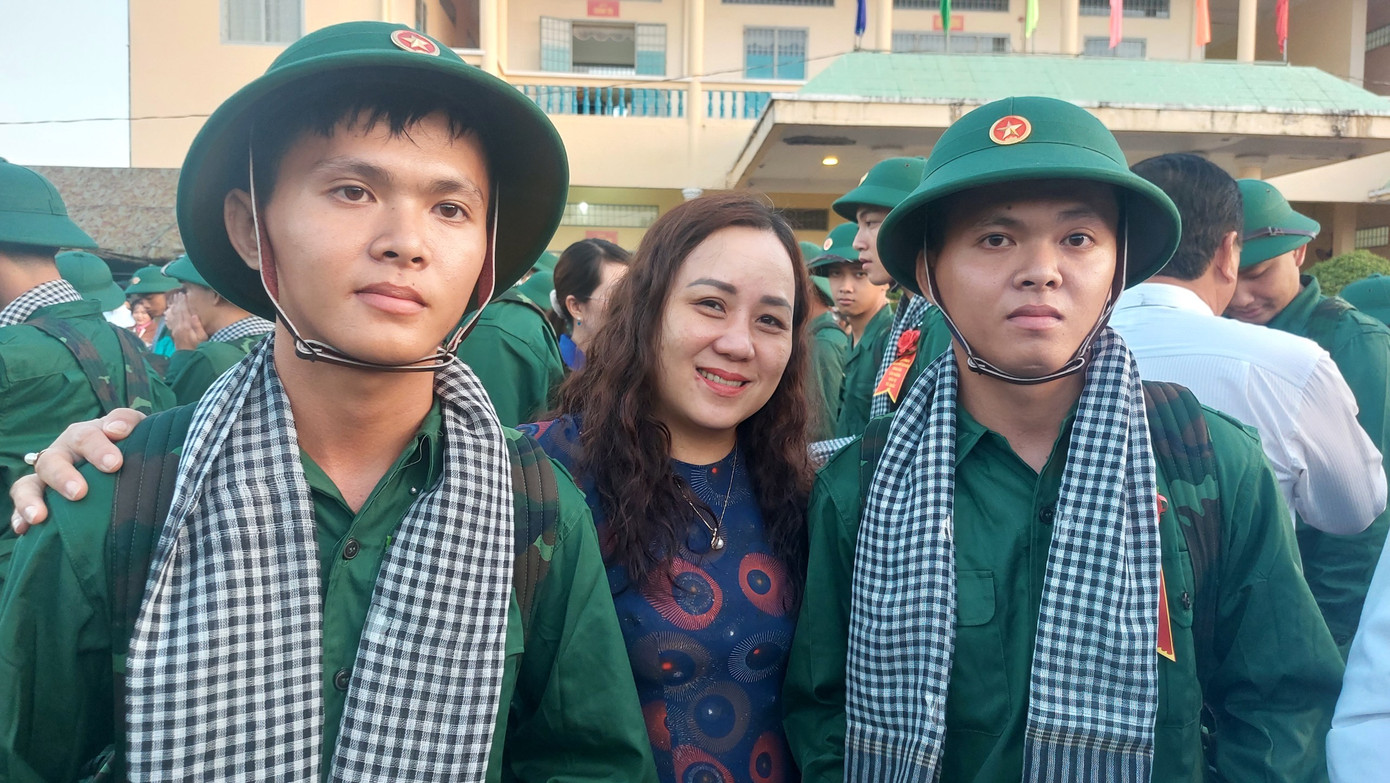 Hai anh em song sinh Lê Minh Nhật (anh) và Lê Minh Phú (em) ở ấp Hòa Bạch, xã Hòa Tú 2, huyện Mỹ Xuyên, tỉnh Sóc Trăng tạm biệt gia đình để lên đường thực hiện trách nhiệm của thanh niên đối với đất nước.