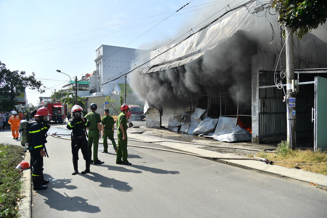 Lực lượng chức năng tham gia chữa cháy.