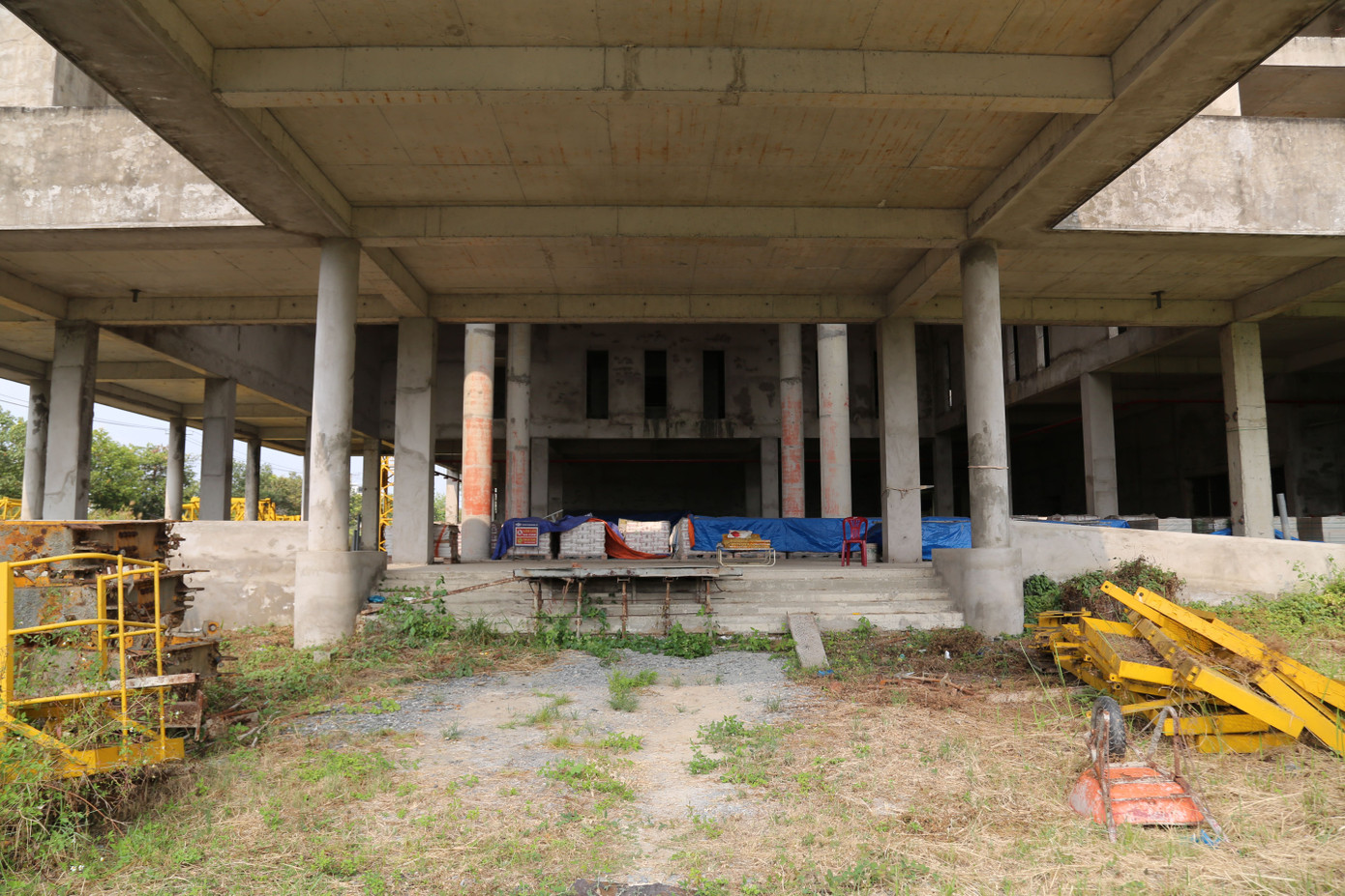 Dự án tạm dừng chủ yếu do hợp đồng xây dựng và hiệp định vay vốn ODA từ Hungary hết hiệu lực từ năm 2022. Ngoài ra, liên danh nhà thầu (Hungary) liên tục đề xuất điều chỉnh trang thiết bị, vật liệu ngoài hợp đồng, không đảm bảo tỷ lệ 50% hàng hóa có xuất xứ Hungary, khiến dự án phải điều chỉnh làm chậm tiến độ và tạm dừng thi công.