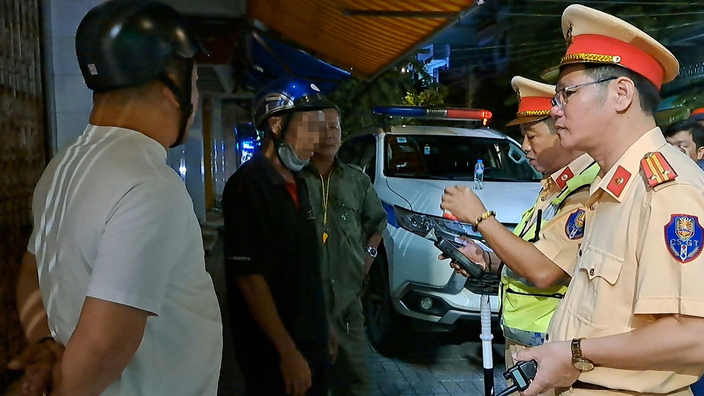 Người đàn ông điều khiển xe vi phạm nồng độ cồn, còn dùng bật lửa gây áp lực với tổ công tác. Ảnh: Thảo Vy. Người đàn ông điều khiển xe vi phạm nồng độ cồn, còn dùng bật lửa gây áp lực với tổ công tác. Ảnh: Thảo Vy.