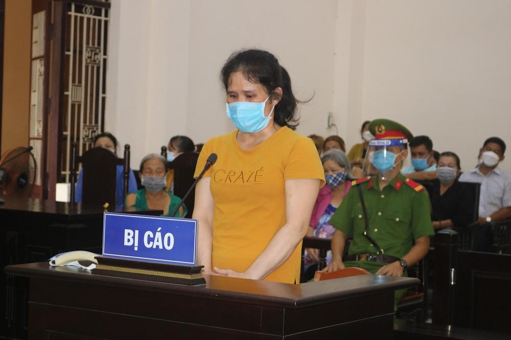 Bị cáo Bùi Thị Kim Dung tại phiên toà. Ảnh: Phạm Hơn.