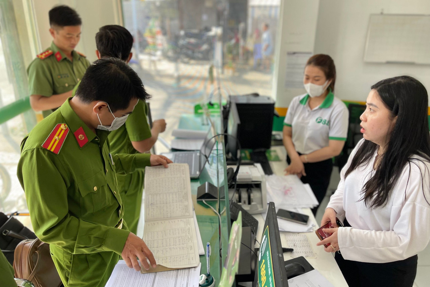 Công an kiểm tra các điểm giao dịch F88 ở Rạch Giá Công an kiểm tra các điểm giao dịch F88 ở Rạch Giá