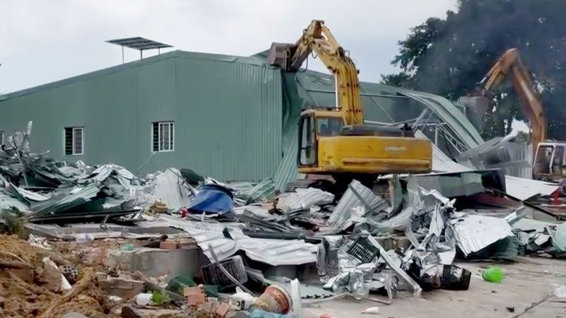 Ngành chức năng tỉnh Kiên Giang cưỡng chế hơn 13.000m2 đất của ông Đ. và ông M. trả lại đất cho Vườn quốc gia Phú Quốc. Ngành chức năng tỉnh Kiên Giang cưỡng chế hơn 13.000m2 đất của ông Đ. và ông M. trả lại đất cho Vườn quốc gia Phú Quốc.