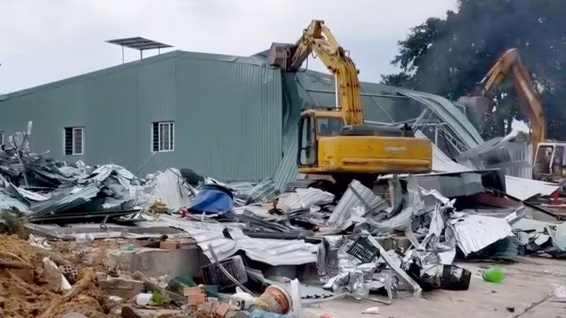 Ngành chức năng tỉnh Kiên Giang cưỡng chế hơn 13.000m2 đất của ông Đ. và ông M. trả lại đất cho Vườn quốc gia Phú Quốc. Ngành chức năng tỉnh Kiên Giang cưỡng chế hơn 13.000m2 đất của ông Đ. và ông M. trả lại đất cho Vườn quốc gia Phú Quốc.