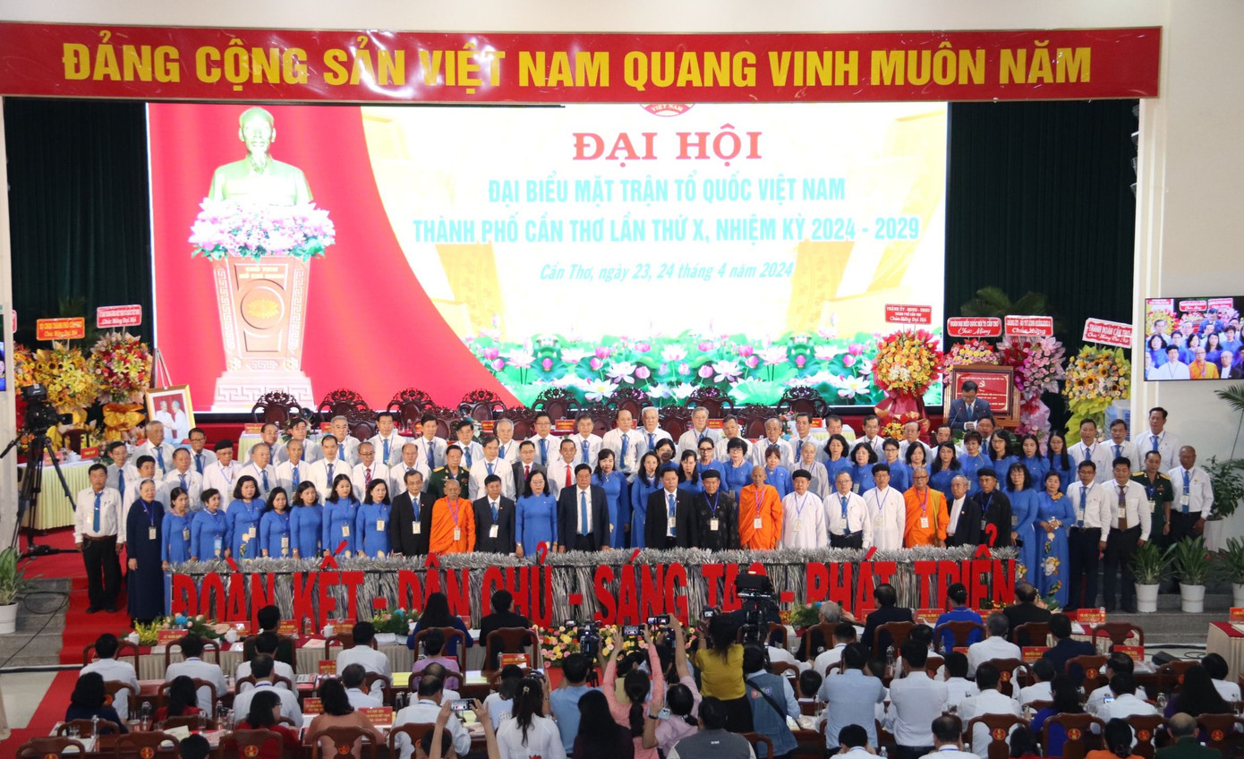 Ủy viên Ủy ban MTTQ Việt Nam TP. Cần Thơ khóa X, nhiệm kỳ 2024-2029 ra mắt Đại hội.