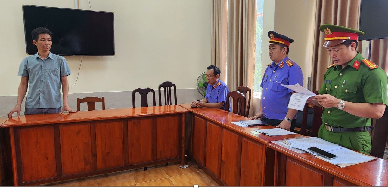 Điều tra viên tống đạt quyết định khởi tố bị can đối với Trần Quốc Anh. Điều tra viên tống đạt quyết định khởi tố bị can đối với Trần Quốc Anh.