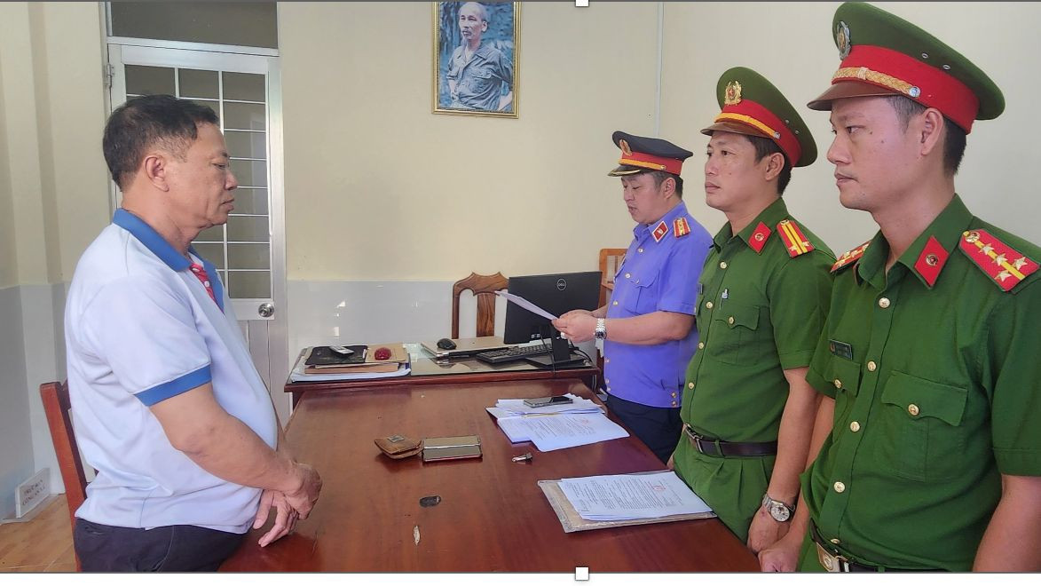 Kiểm sát viên tống đạt quyết định phê chuẩn lệnh bắt tạm giam đối với Nguyễn Văn Nhưỡng. Ảnh: Văn Vũ. Kiểm sát viên tống đạt quyết định phê chuẩn lệnh bắt tạm giam đối với Nguyễn Văn Nhưỡng. Ảnh: Văn Vũ.