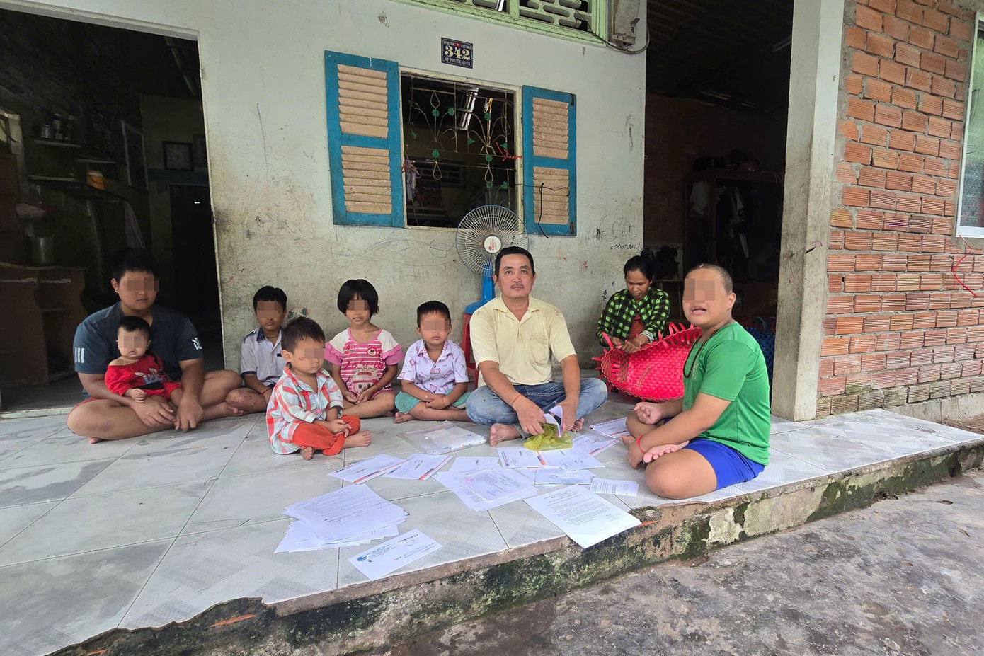 Gia đình anh Linh (áo vàng) có 7 người con, thuộc diện hộ nghèo ở địa phương.